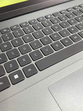 [ Like new] Dell Vostro 5620 / Intel Core i7-1260P / Ram 8GB DDR4 / SSD 256G  NVMe /  Màn 16