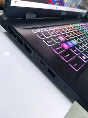 MSI CROSSHAIR 17 i7-14700HX | 32GB | 1TB | RTX 4060 8GB | 17.3